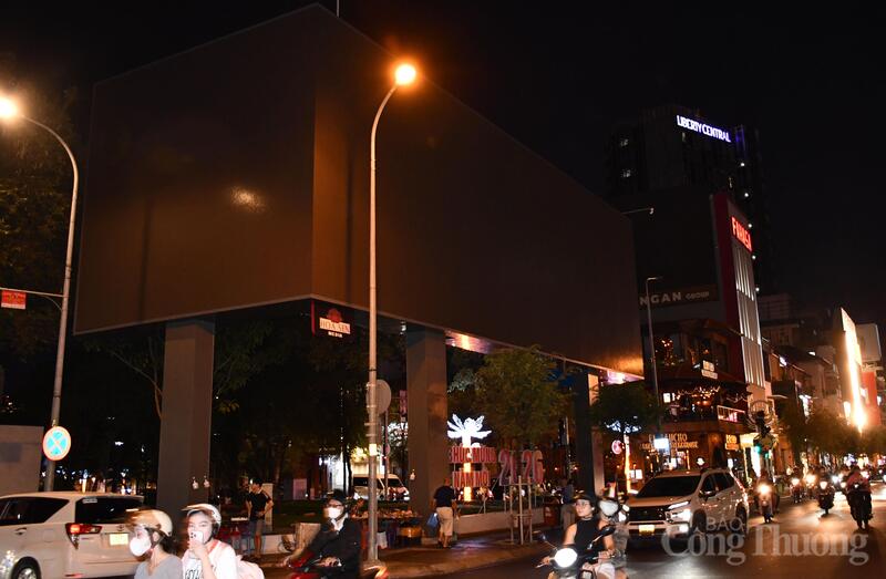 Một bảng quảng cáo công suất lớn tại góc đường Trung Trực - Lê Lợi - Nam Kỳ Khởi Nghĩa (phường Sài Gòn) tắt điện không chạy quảng cáo sau 22 giờ. Ảnh: Thanh Minh.