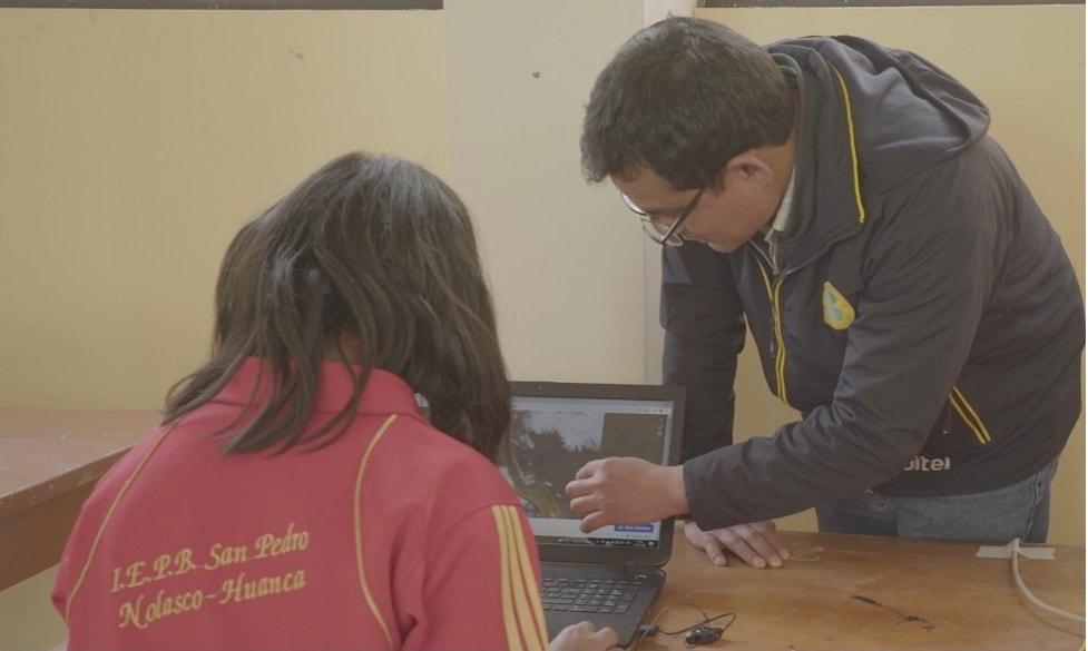 Những ngày đầu tiên trải nghiệm Internet của các em nhỏ vùng Cusco. lớn