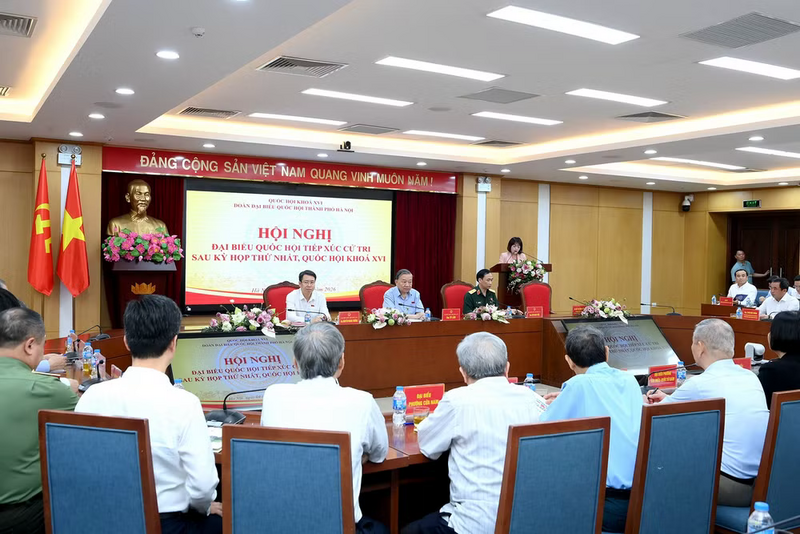 Tổng Bí thư, Chủ tịch nước Tô Lâm với các đại biểu và cử tri tham dự hội nghị. Ảnh: Đăng Khoa