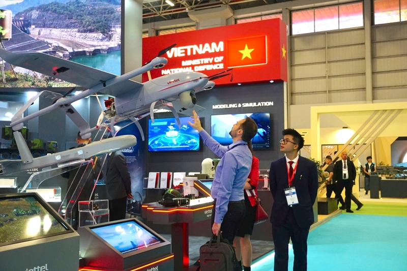 Khách tham quan tìm hiểu các sản phẩm công nghệ cao của Viettel. Ảnh: Viettel High Tech