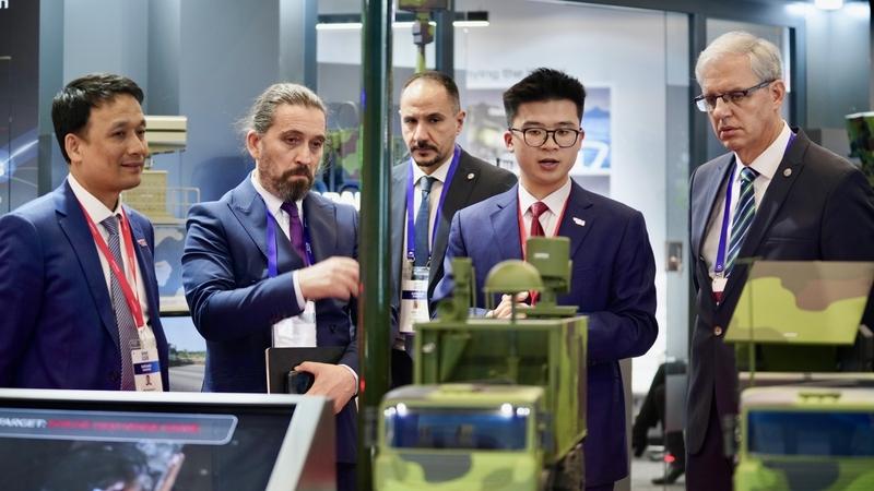 Khách tham quan sản phẩm tại gian hàng của Viettel. Ảnh: Viettel High Tech