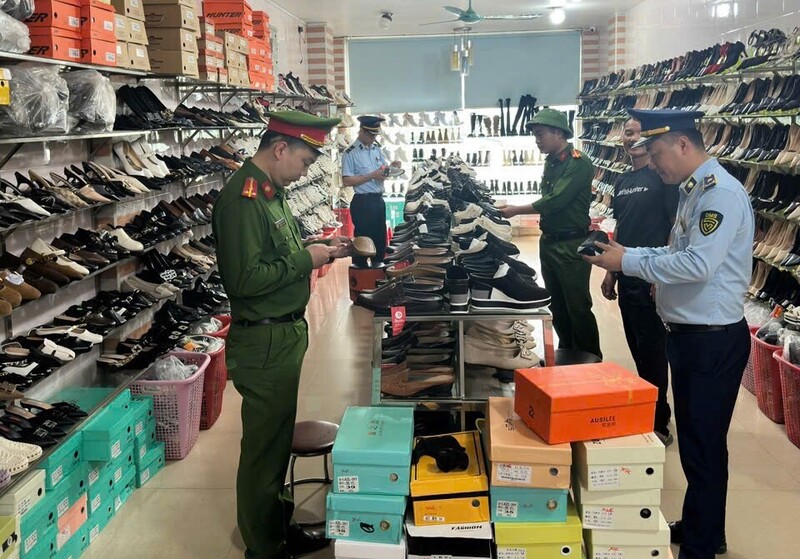 Kiểm tra, xử phạt hộ kinh doanh hàng giả mạo nhãn hiệu nhãn hiệu “CROCS” ở xã Đô Lương. Ảnh: Công Tiến