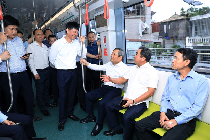 Lãnh đạo TP. Hà Nội trải nghiệm thực tế công tác quản lý, vận hành trên tuyến đường sắt đô thị số 3.1 đoạn trên cao (Nhổn - Cầu Giấy). Ảnh: Lê Hải