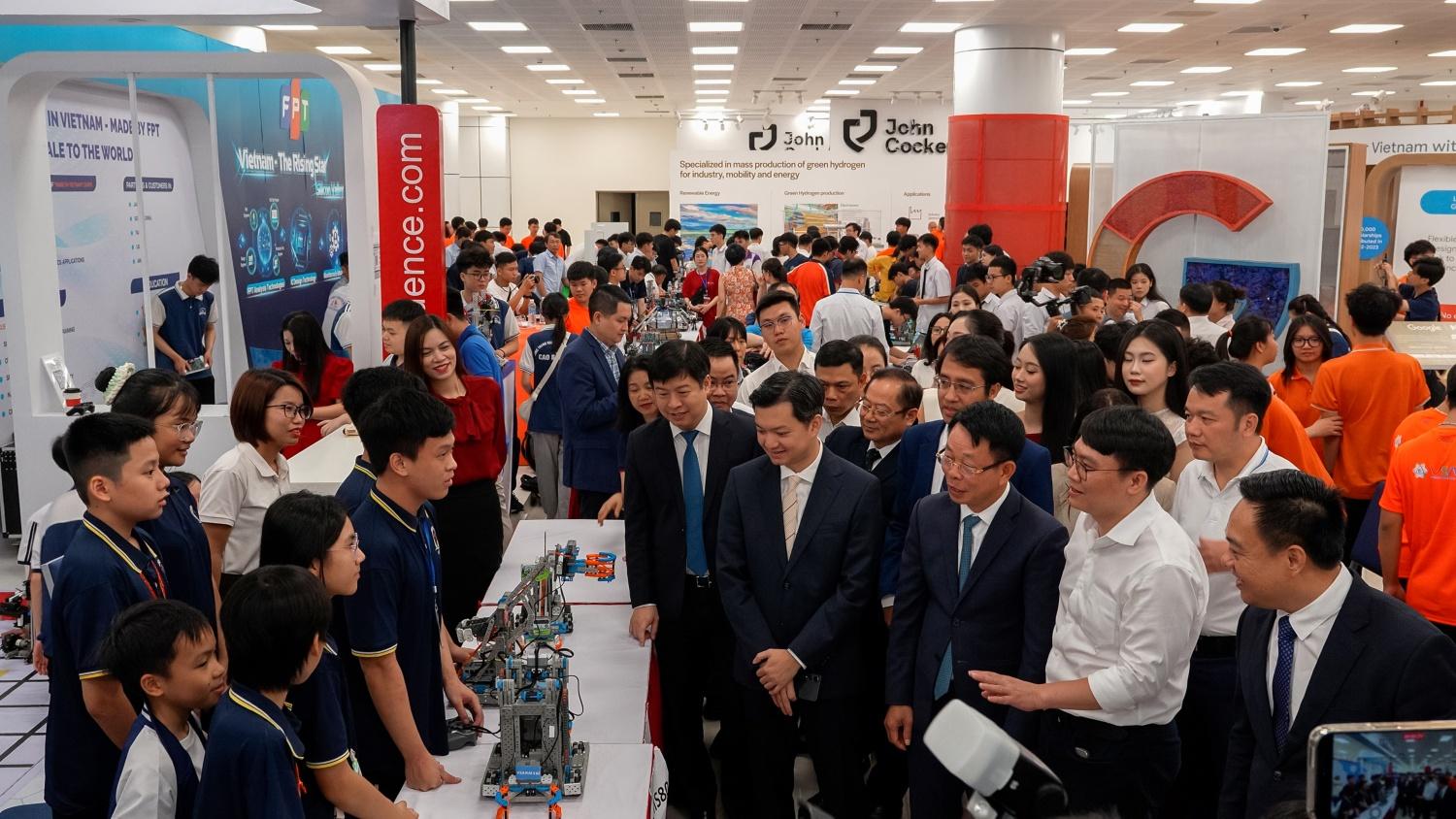[Chùm ảnh] 37 trường STEM Innovation Petrovietnam hội tụ tại vòng chung kết VSAR 2025-2026