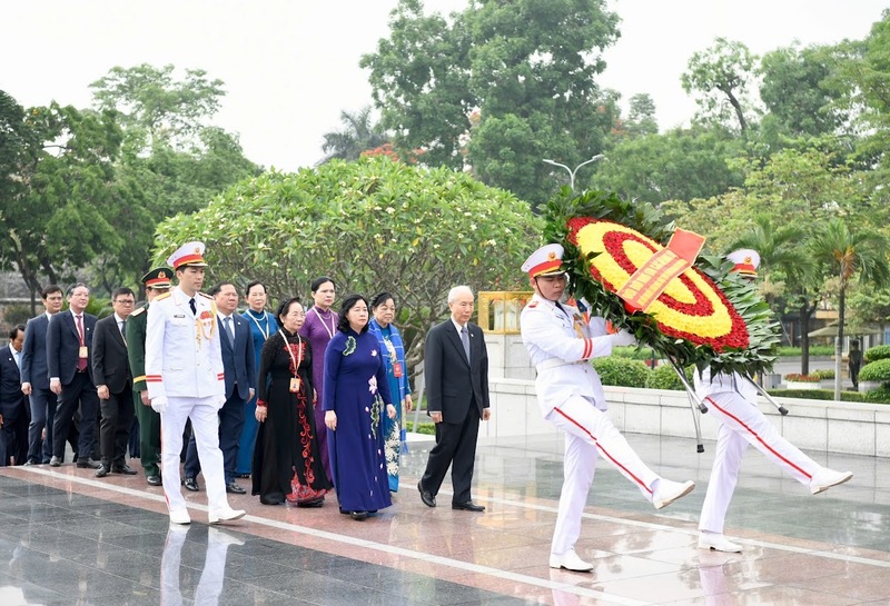 Đoàn đến đặt vòng hoa và dâng hương tưởng niệm các Anh hùng Liệt sỹ tại Đài tưởng niệm các Anh hùng Liệt sỹ, đường Bắc Sơn, Hà Nội.