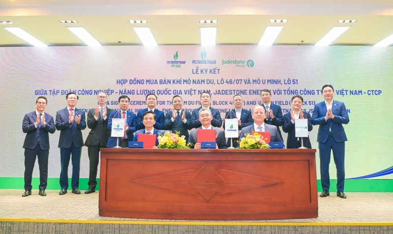 Phó Tổng Giám đốc Petrovietnam Lê Mạnh Cường; Tổng Giám đốc Công ty Jadestone Energy Thomas Mitchell Little; Phó Tổng Giám đốc PV GAS Huỳnh Quang Hải ký kết hợp đồng mua bán khí mỏ Nam Du - U Minh dưới sự chứng kiến của các lãnh đạo tham dự buổi lễ.