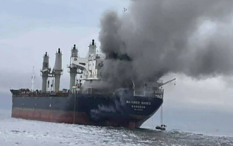 Một tàu hàng bốc cháy ở eo biển Hormuz. Ảnh: Hải quân Thái Lan.