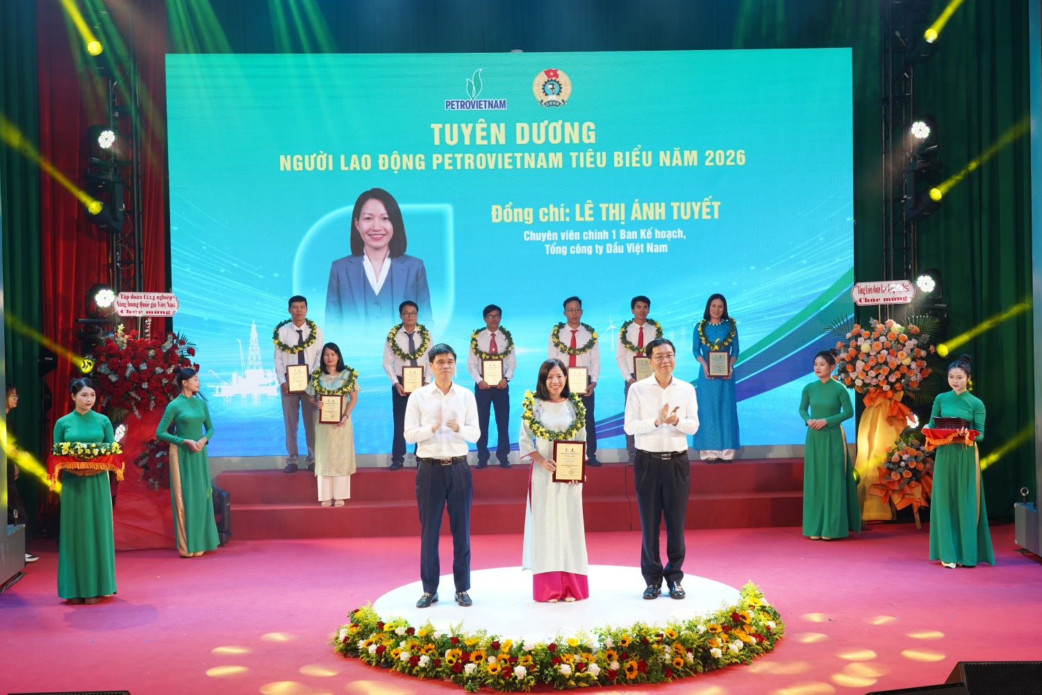 Chị Lê Thị Ánh Tuyết nhận tuyên dương “Người lao động Petrovietnam tiêu biểu” năm 2026