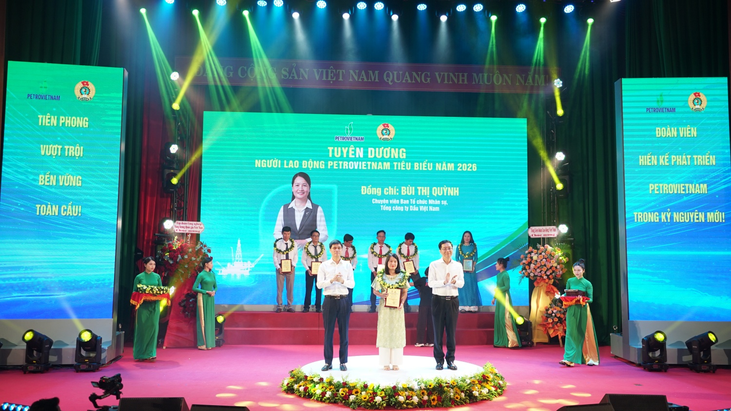 Chị Bùi Thị Quỳnh nhận tuyên dương “Người lao động Petrovietnam tiêu biểu” năm 2026