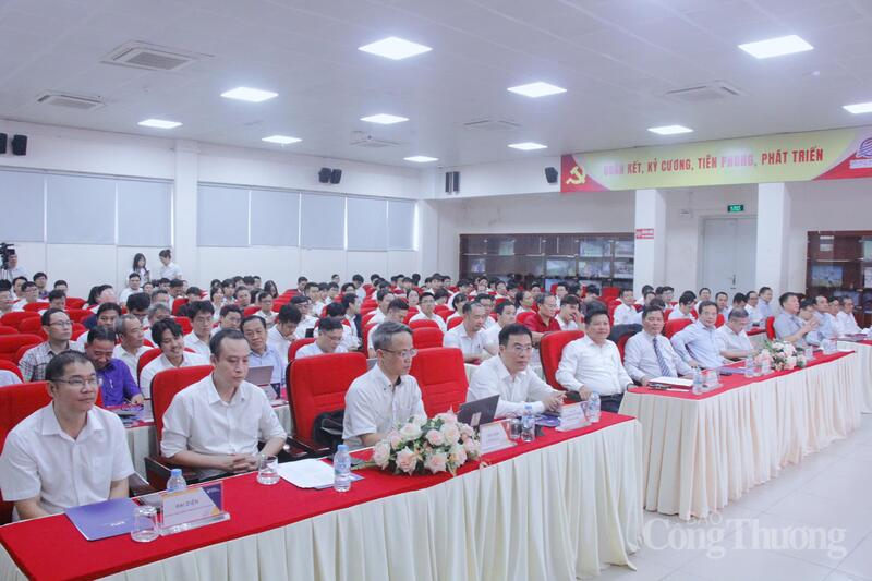Các đại biểu tham dự hội thảo khoa học.