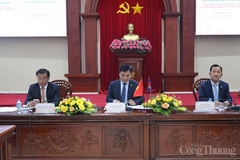 Các đại biểu chủ trì hội nghị.