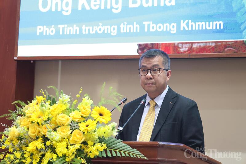 Ông Keng Buna, Phó Tỉnh trưởng tỉnh Tboung Khmum (Campuchia) phát biểu tại hội nghị.