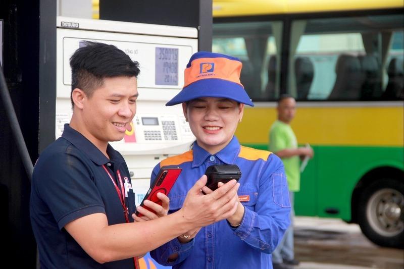 Người dân tin tưởng sử dụng xăng sinh học E10. Ảnh: Quang An