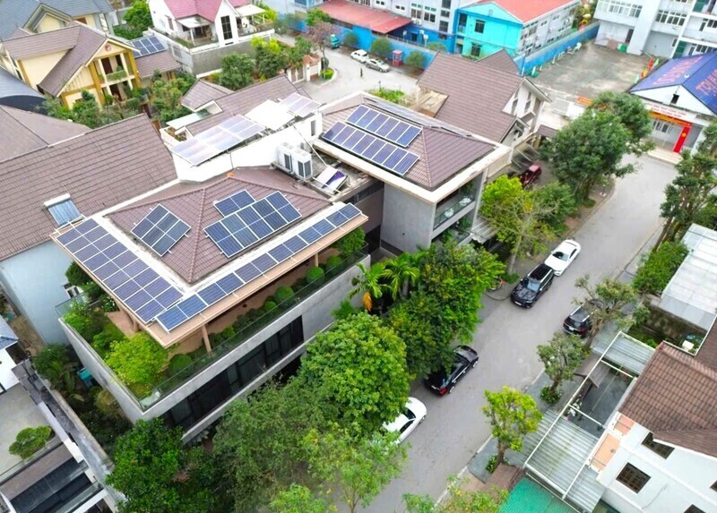 Điện mặt trời mái nhà hiện diện trên các khu phố. Ảnh: Mai Liễu