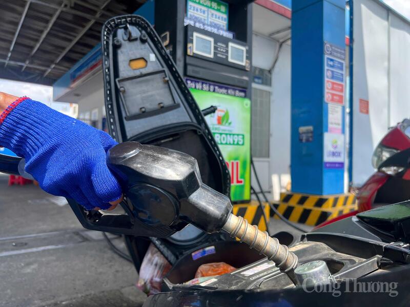 Việc đưa E10 vào kinh doanh đồng loạt được xem là bước chuyển lớn của hệ thống phân phối xăng dầu trong nước. Ảnh: Cẩm An