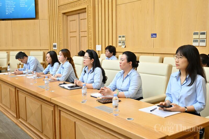 Cán bộ Vụ Kế hoạch, Tài chính và Quản lý doanh nghiệp tham gia buổi làm việc. Ảnh: Cấn Dũng