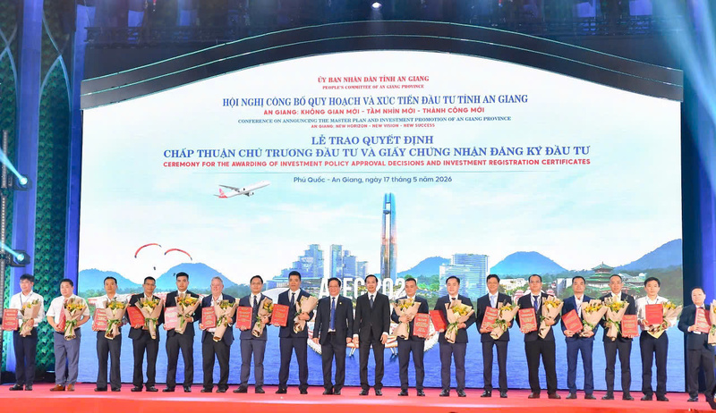 Các nhà đầu tư nhận quyết định chấp thuận chủ trương đầu tư, mở ra động lực phát triển mới cho An Giang. Ảnh: BTC