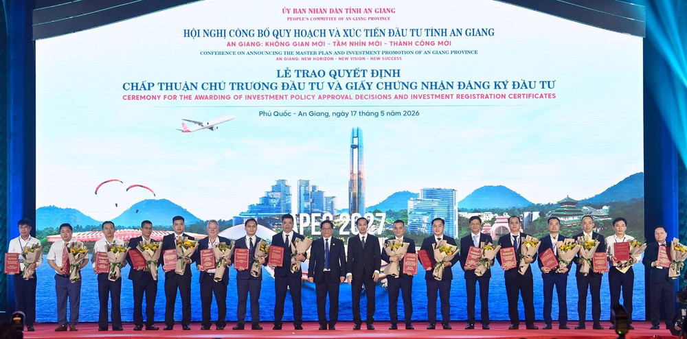Tỉnh An Giang trao quyết định chấp thuận chủ trương đầu tư cho các nhà đầu tư. Ảnh: Ánh Dương.