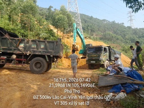 Vận chuyển đất thừa ra bãi đổ thải.