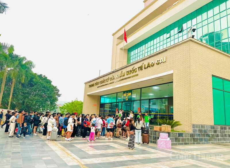 Tại Nghị định số 169/2026/NĐ-CP, Chính phủ quy định chi tiết xử phạt vi phạm hành chính về khai hải quan của người xuất, nhập cảnh đối với tiền tệ, vàng và tài sản có giá trị. Ảnh: Đỗ Nga