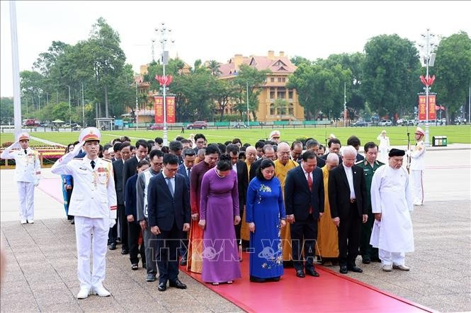 Đoàn đại biểu Ủy ban Trung ương Mặt trận Tổ quốc Việt Nam thành kính tưởng niệm Chủ tịch Hồ Chí Minh. Ảnh: Tuấn Anh/TTXVN