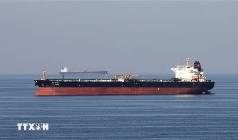 Tàu chở dầu di chuyển qua eo biển Hormuz. Ảnh minh hoạ
