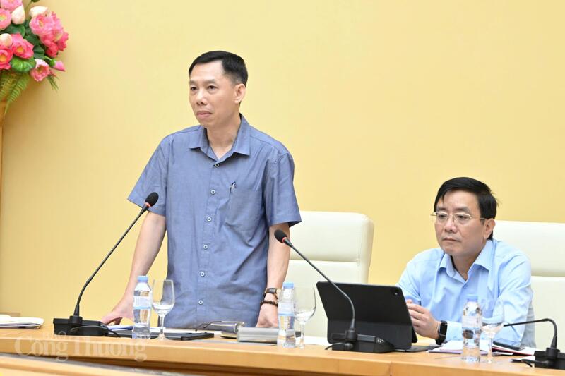 Ông Vũ Quốc Anh, Chánh Văn phòng Ban Chỉ đạo báo cáo tại buổi làm việc. Ảnh: Cấn Dũng