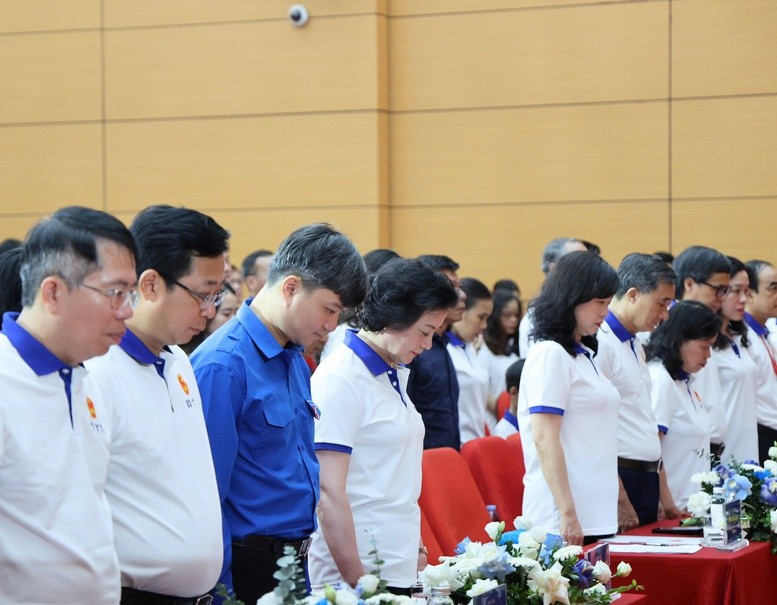 Bí thư Trung ương Đảng, Phó Thủ tướng Phạm Thị Thanh Trà cùng các đại biểu tri ân những người hiến tặng mô, tạng - Ảnh: VGP