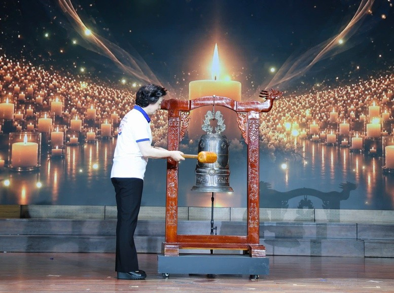 Bí thư Trung ương Đảng, Phó Thủ tướng Phạm Thị Thanh Trà thỉnh chuông tri ân những người chết não hiến tặng mô, tạng - Ảnh: VGP