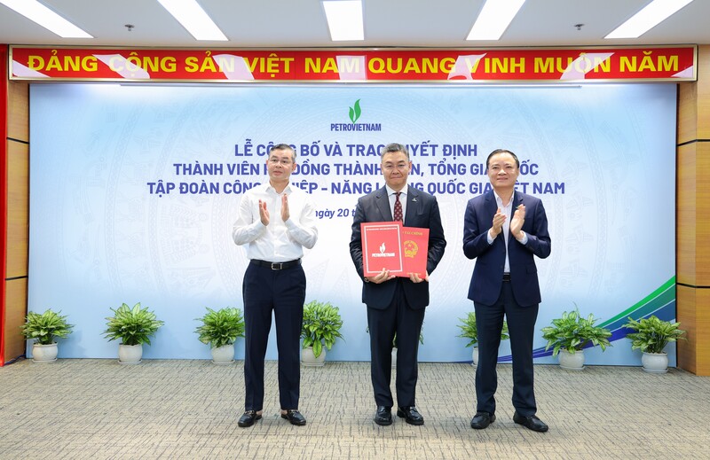 Bộ trưởng Bộ Tài chính Ngô Văn Tuấn và Chủ tịch Petrovietnam Lê Ngọc Sơn trao quyết định cho Tổng Giám đốc Petrovietnam Lê Mạnh Cường.