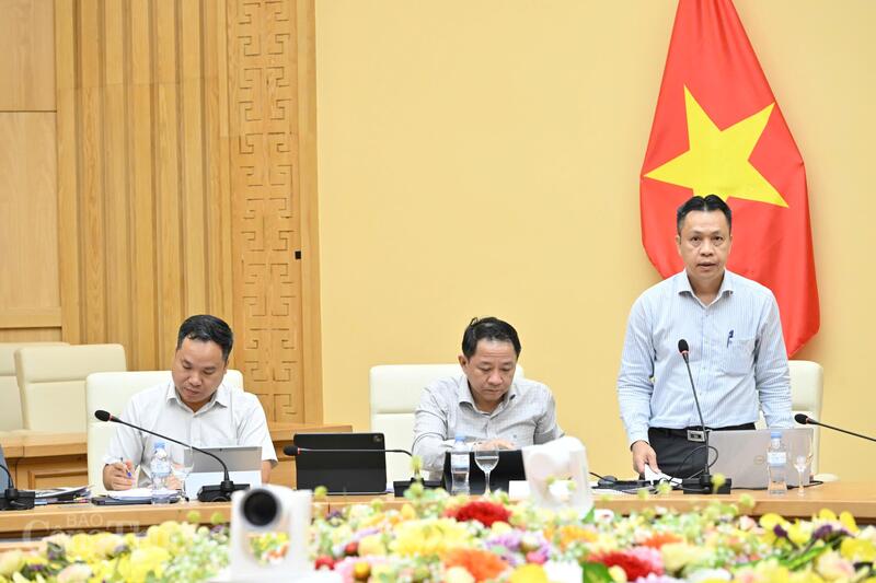 Ông Nguyễn Việt Sơn, Vụ trưởng Vụ Dầu khí và Than báo cáo tại buổi làm việc. Ảnh: Cấn Dũng