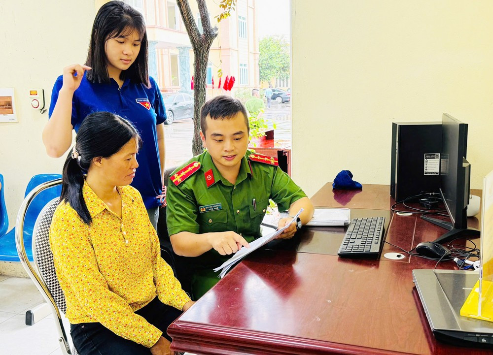 ca-xa-phuc-hoa-ho-tro-nguoi-dan-giai-quyet-thu-tuc-hanh-chinh-1751412134.jpg