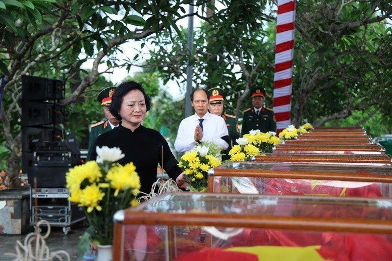 Trước anh linh các anh hùng liệt sĩ, Phó Thủ tướng Phạm Thị Thanh Trà xúc động dâng hương, thành kính tưởng niệm những người con ưu tú của dân tộc - Ảnh: VGP Trước anh linh các anh hùng liệt sĩ, Phó Thủ tướng Phạm Thị Thanh Trà xúc động dâng hương, thành kính tưởng niệm những người con ưu tú của dân tộc - Ảnh: VGP