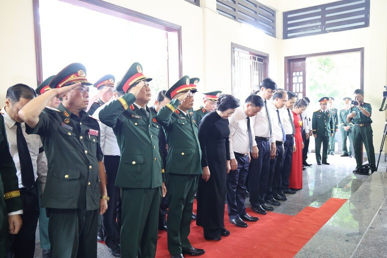 Các đại biểu dâng hương tưởng niệm Chủ tịch Hồ Chí Minh tại Nhà thờ Chủ tịch Hồ Chí Minh - Ảnh: VGP Các đại biểu dâng hương tưởng niệm Chủ tịch Hồ Chí Minh tại Nhà thờ Chủ tịch Hồ Chí Minh - Ảnh: VGP