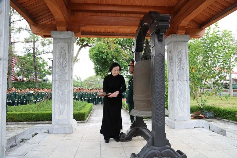 Phó Thủ tướng Phạm Thị Thanh Trà thỉnh chuông khai lễ truy điệu và an táng hài cốt liệt sĩ - Ảnh: VGP Phó Thủ tướng Phạm Thị Thanh Trà thỉnh chuông khai lễ truy điệu và an táng hài cốt liệt sĩ - Ảnh: VGP
