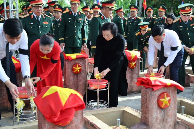 Các đại biểu thả hoa xuống phần mộ các liệt sĩ - Ảnh: VGP Các đại biểu thả hoa xuống phần mộ các liệt sĩ - Ảnh: VGP