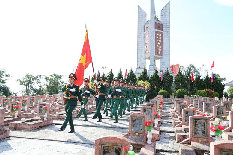 Lễ an táng hài cốt các liệt sĩ diễn ra trong không khí trang nghiêm, xúc động - Ảnh: VGP Lễ an táng hài cốt các liệt sĩ diễn ra trong không khí trang nghiêm, xúc động - Ảnh: VGP