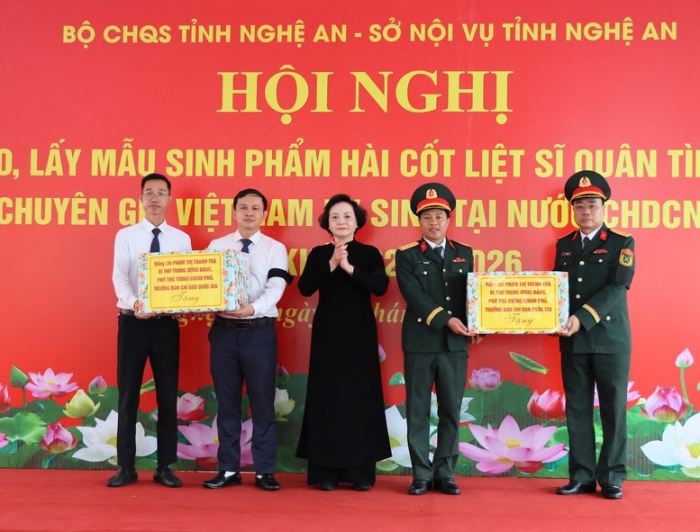 Phó Thủ tướng Phạm Thị Thanh Trà tặng quà Đội quy tập và Ban quản lý Nghĩa trang liệt sĩ - Ảnh: VGP Phó Thủ tướng Phạm Thị Thanh Trà tặng quà Đội quy tập và Ban quản lý Nghĩa trang liệt sĩ - Ảnh: VGP