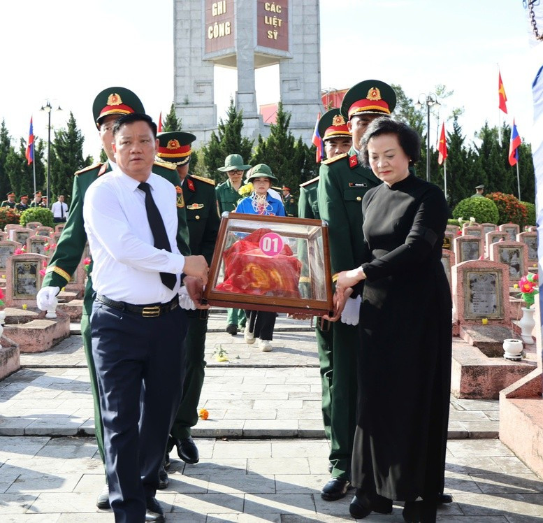 Phó Thủ tướng Phạm Thị Thanh Trà và Bí thư Tỉnh ủy Nghệ An Nguyễn Khắc Thận di chuyển hài cốt liệt sĩ ra vị trí an táng - VGP Phó Thủ tướng Phạm Thị Thanh Trà và Bí thư Tỉnh ủy Nghệ An Nguyễn Khắc Thận di chuyển hài cốt liệt sĩ ra vị trí an táng - VGP
