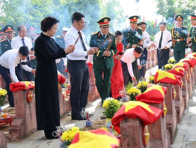Các đại biểu dâng hương trước các mộ liệt sĩ - Ảnh: VGP Các đại biểu dâng hương trước các mộ liệt sĩ - Ảnh: VGP