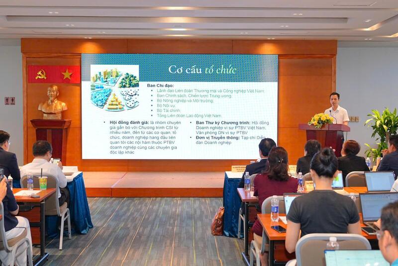Đại diện Ban Thư ký VBCSD giới thiệu chi tiết về quy chế tổ chức và cơ cấu ban tổ chức Chương trình CSI 2026. Ảnh: TT