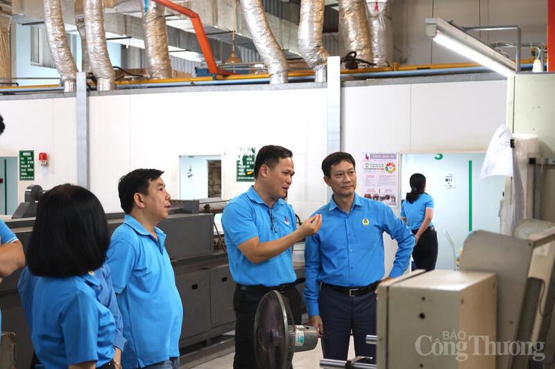 Tham quan khu vực sản xuất thuỷ tinh của Công ty Hưng Phú