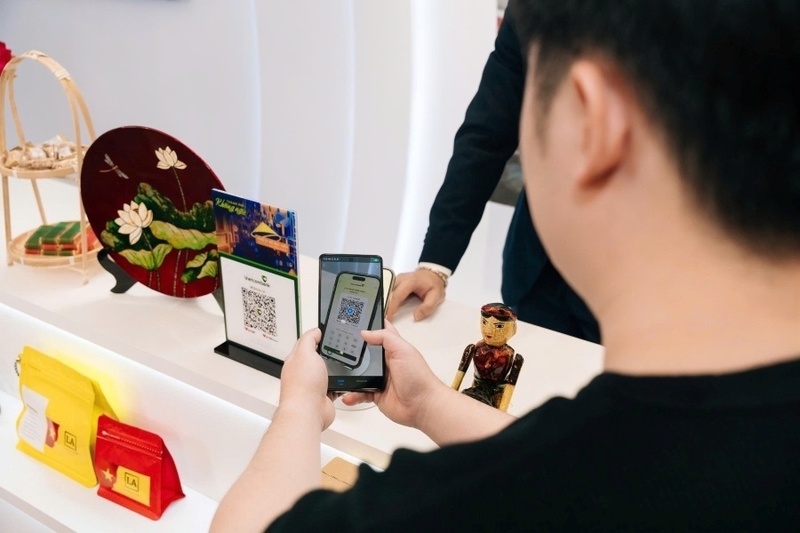 Người dùng trải nghiệm thanh toán QR xuyên biên giới. Ảnh: NH