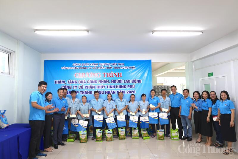 Trao quà cho những đoàn viên, người lao động có hoàn cảnh khó khăn.