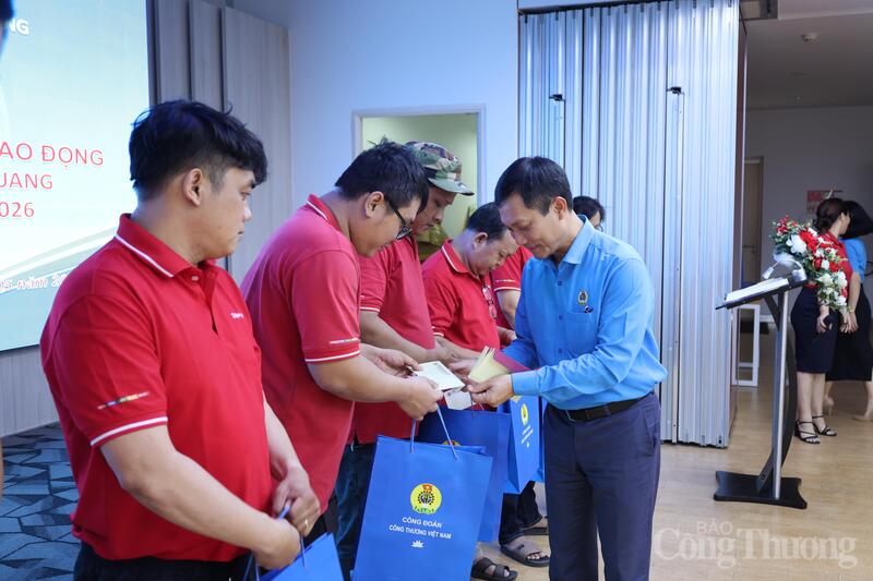 Chủ tịch Công đoàn Công Thương Việt Nam Lê An Hải trao quà cho công nhân, người lao động có hoàn cảnh khó khăn tại Công ty Cổ phần Bóng đèn Điện Quang