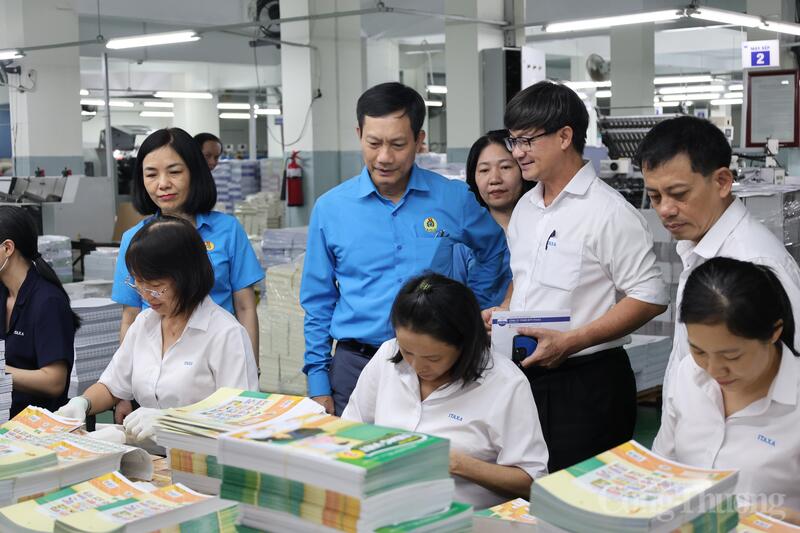Tham quan tình hình sản xuất, lao động của công nhân Công ty TNHH MTV Itaxa.