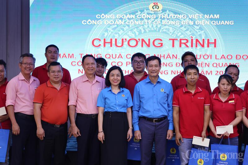 Trao quà cho công nhân, người lao động có hoàn cảnh khó khăn tại Công ty Cổ phần Bóng đèn Điện Quang