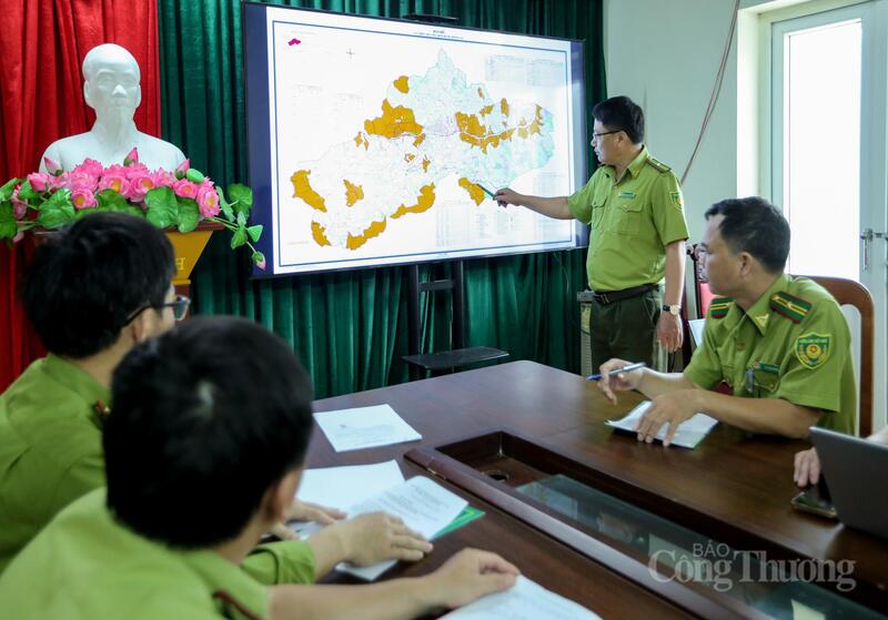 Bản đồ đã tích hợp trên nền tảng sổ, giúp lực lượng kiểm lâm dễ ràng hơn trong việc tra cứu, và đánh dấu những khu vực rừng quan trọng. Ảnh: Ngô Nhung