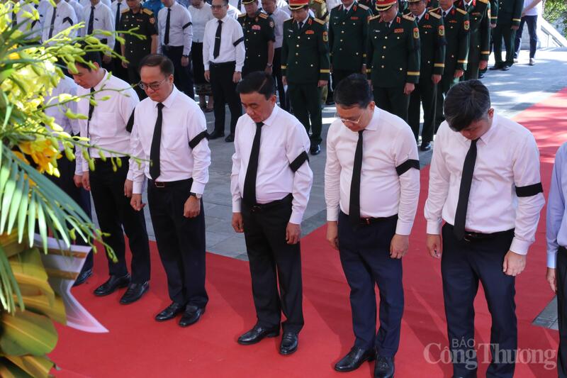 Ủy viên Bộ Chính trị, Thường trực Ban Bí thư Trần Cẩm Tú và đoàn công tác Trung ương kính cẩn cúi mình trước anh linh các liệt sỹ. Ảnh: Trọng Tùng