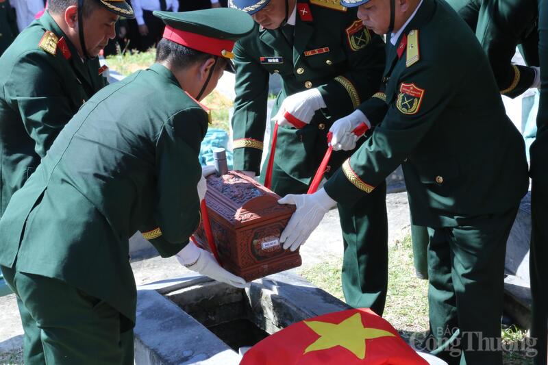 9 liệt sĩ quân tình nguyện và chuyên gia Việt Nam hy sinh tại Lào trong thời kỳ chiến tranh. Ảnh: Trọng Tùng
